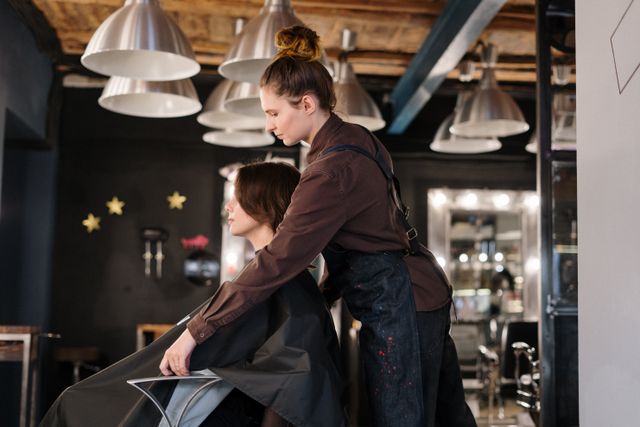Eine Friseurin mit Kundin im Friseursalon