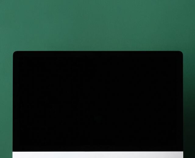Symbolbild mit Bildschirm, Maus und Tastatur auf einem Schreibtisch