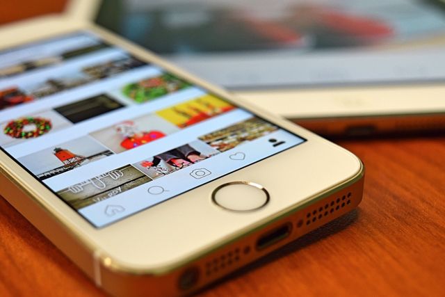 Bild eines Smartphones mit geöffneter Social Media App