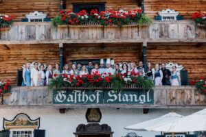 Mitarbeiter*innen des Stangwirts auf dem Balkon des Gasthofs